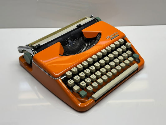 Olympia Splendid 33/66 Typewriter - Retro Charm in Orange Green with QWERTZ Keyboard and Leather Bag