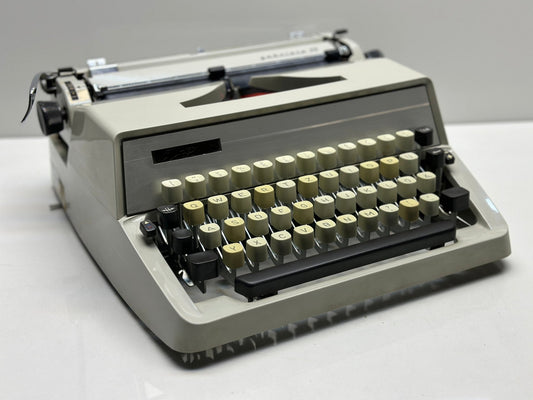 Adler Typewriter - QWERTZ Keyboard, White Elegance, and Effortless Writing Experience with Matching Bag