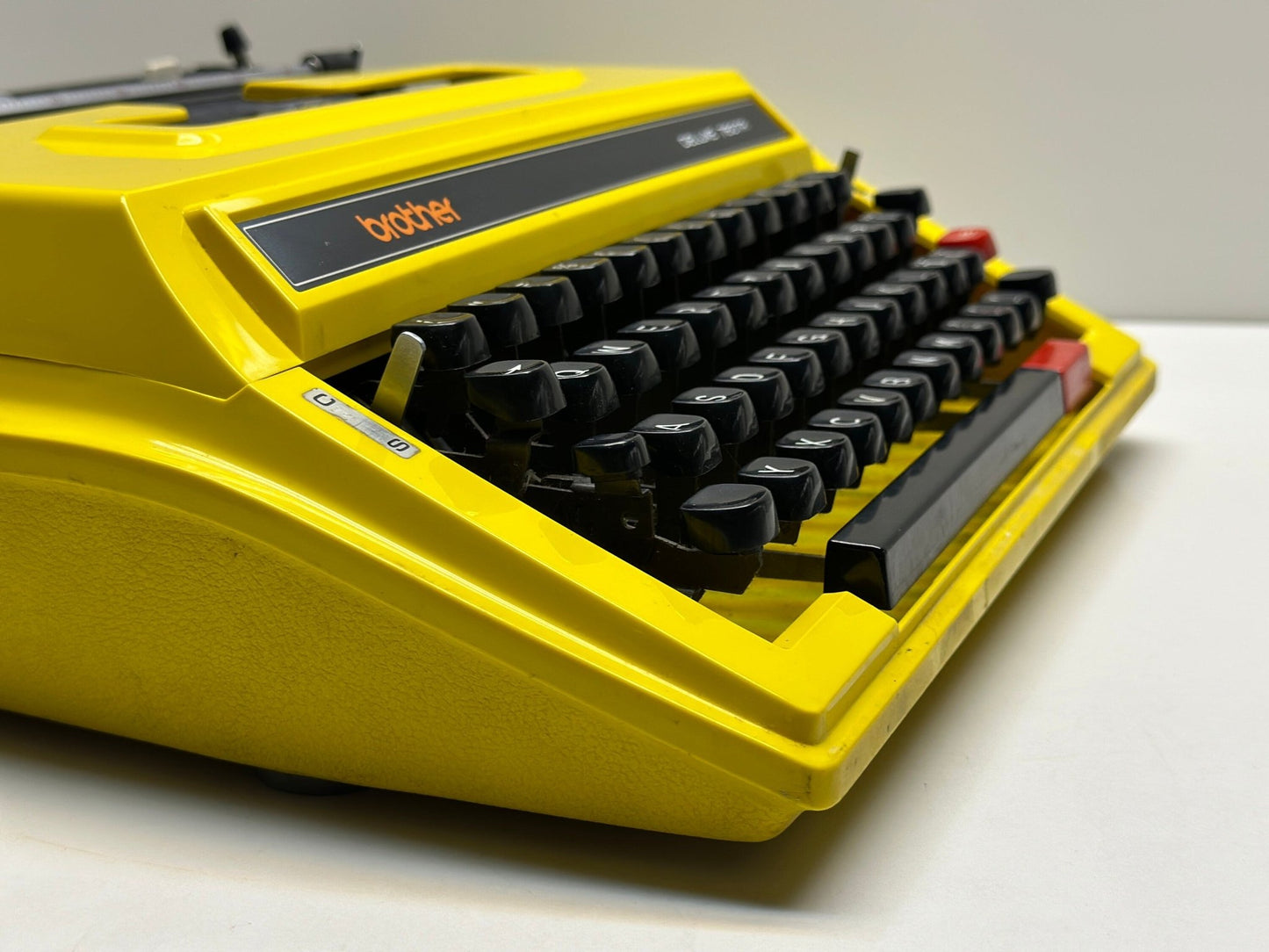 Brother Deluxe 760TR Typewriter - QWERTZ Keyboard, Yellow Aesthetics, and Versatility with Matching Bag