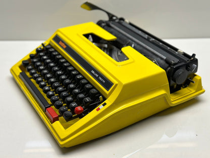 Brother Deluxe 760TR Typewriter - QWERTZ Keyboard, Yellow Aesthetics, and Versatility with Matching Bag