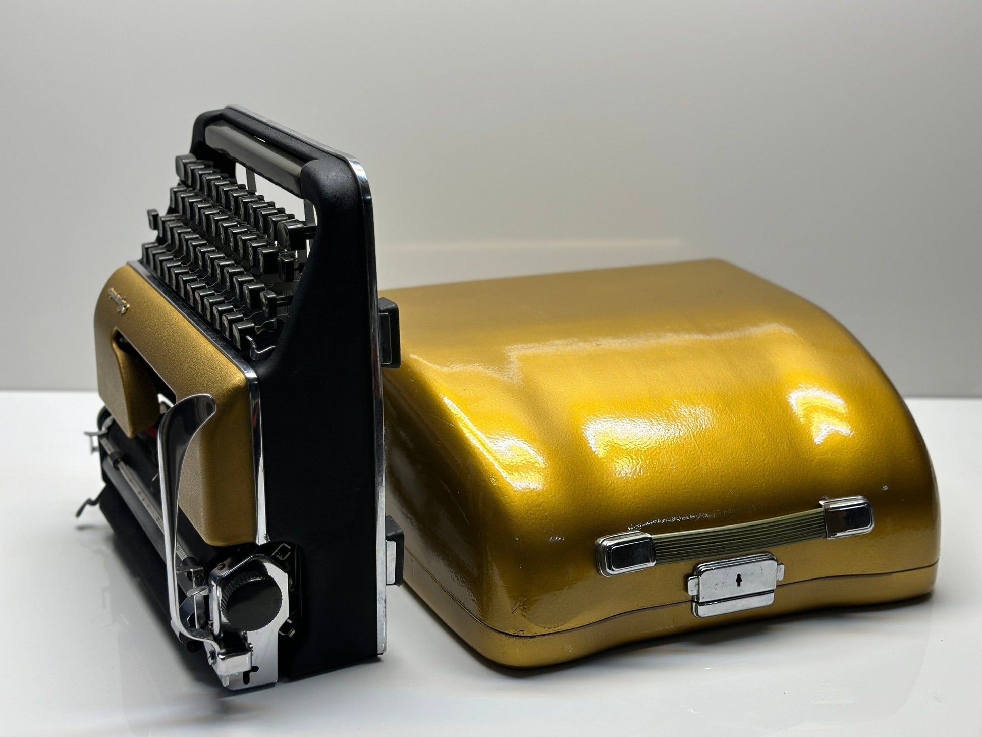 Gold Olympia SM3 Typewriter + Gold Bag - The Perfect Gift Choice