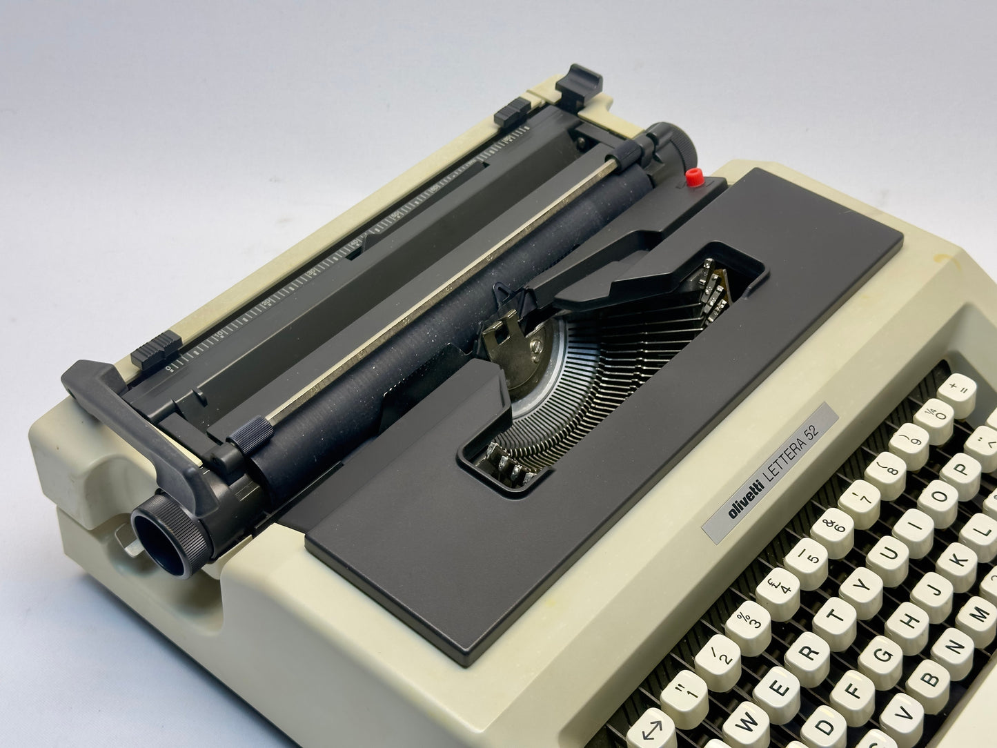 Olivetti Lettera 52 Typewriter - Antique Typewriter in Pristine Working Condition