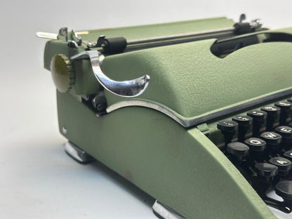 Green Groma Typewriter - Superb Condition, QWERTZ Keyboard, Vintage Elegance