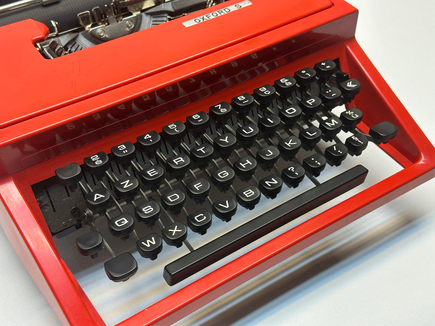 Great gift! Introducing the Oxford's Red Typewriter - 1960 Model: The Ultimate Gift for Writers!