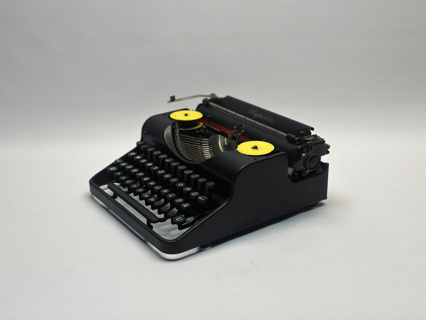 Olympia Black Typewriter - 1940 Model, Impeccable Performance, QWERTZ Keyboard - A Timeless Writing Companion with Black Wood Bag