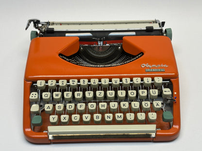 Vintage Elegance! - Olympia Splendid33 White Typewriter with QWERTZ Keyboard(Whitout Bag)