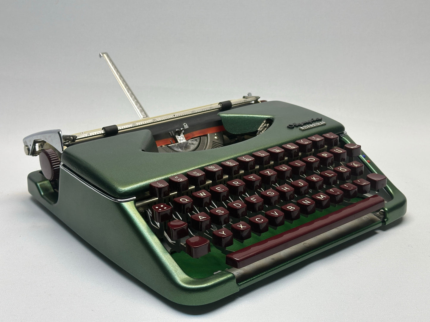 Olympia Splendid 33 Typewriter in Dark Green with Burgundy QWERTZ Keyboard & Rare Leather Bag