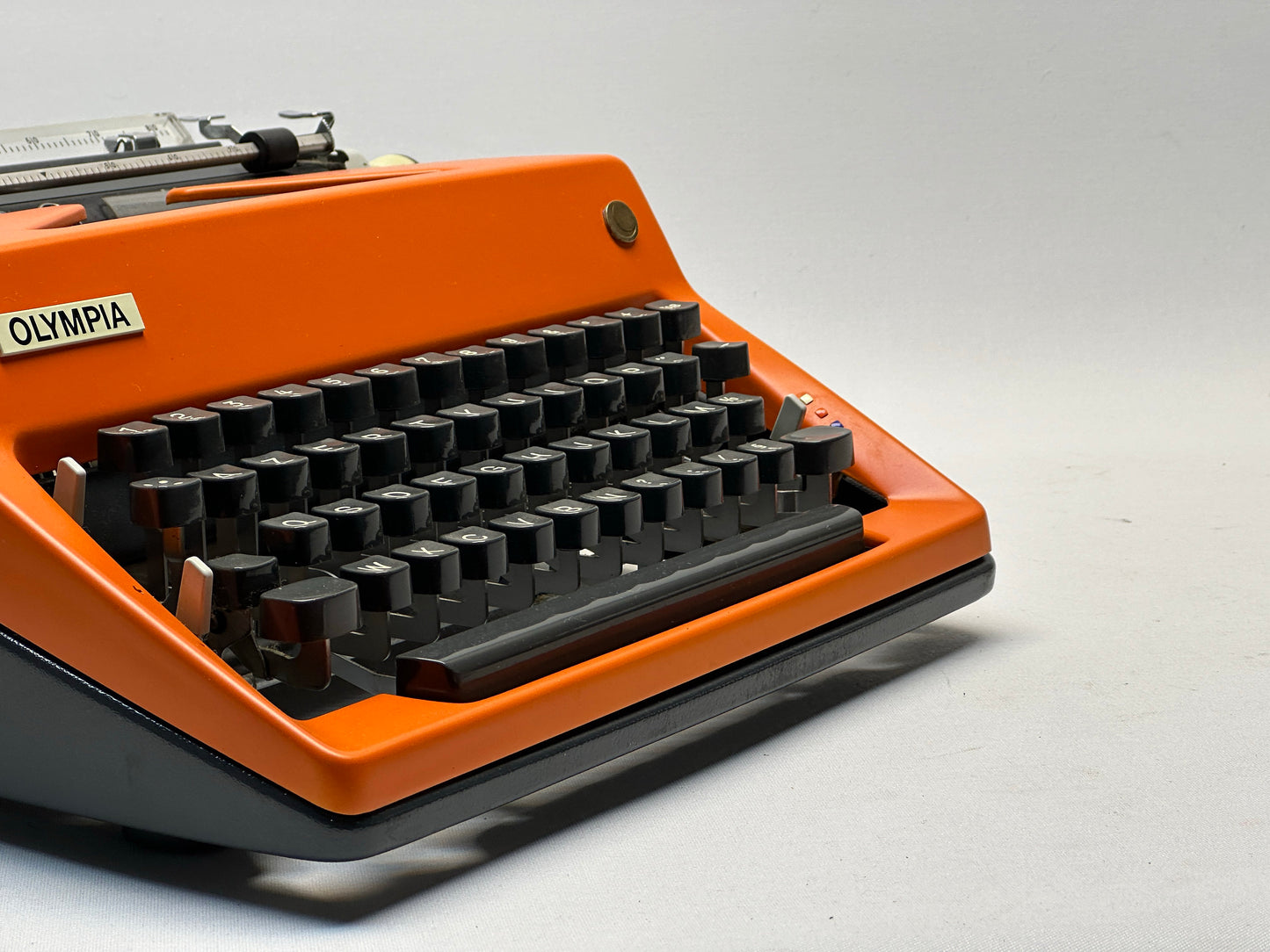 Olympia Monica Typewriter - AZERTY Keyboard, Black Keys, Orange Cover, Antique Manual Typewriter
