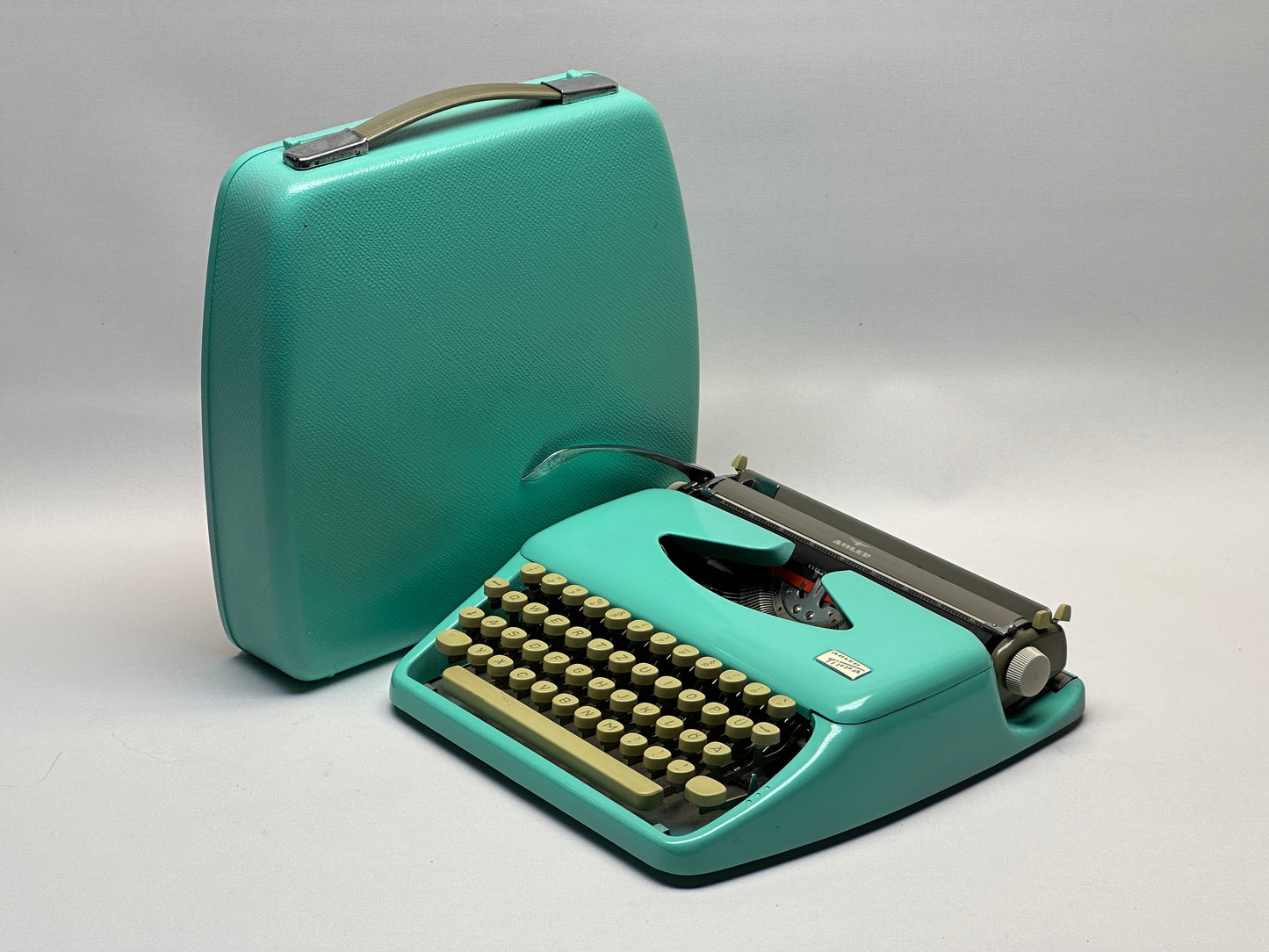 Adler Tippa Typewriter - QWERTZ Keyboard, Cream Keys - Antituq Typewriter - Turquoise Typewrtiter