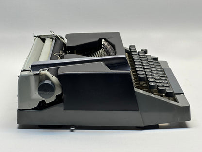 Black Adler Typewriter - QWERTZ Keyboard, Black Keyboard, Gray Leather Bag