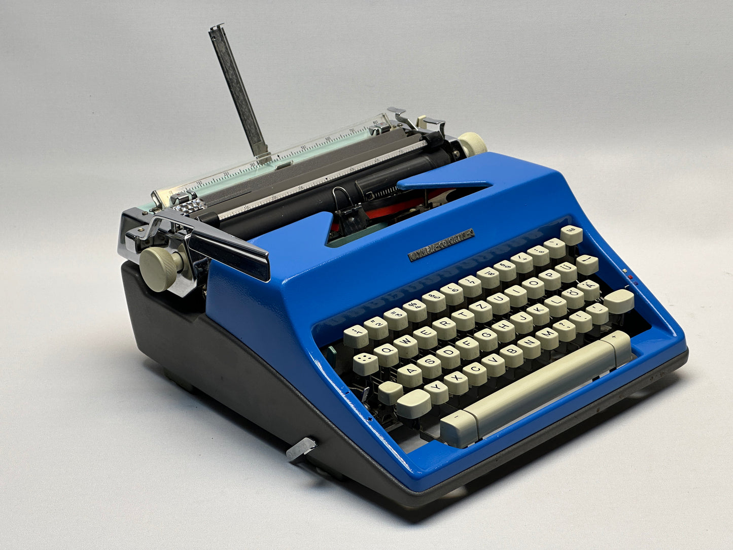 Blue Olympia Monica Typewriter - QWERTZ Keyboard, White Keyboard, Blue Typewriter with Wood Bag