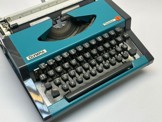 Vintage Elegance! Dark Blue Olympia Traveller Typewriter - QWERTZ Black Keyboard, Mechanical, Premium