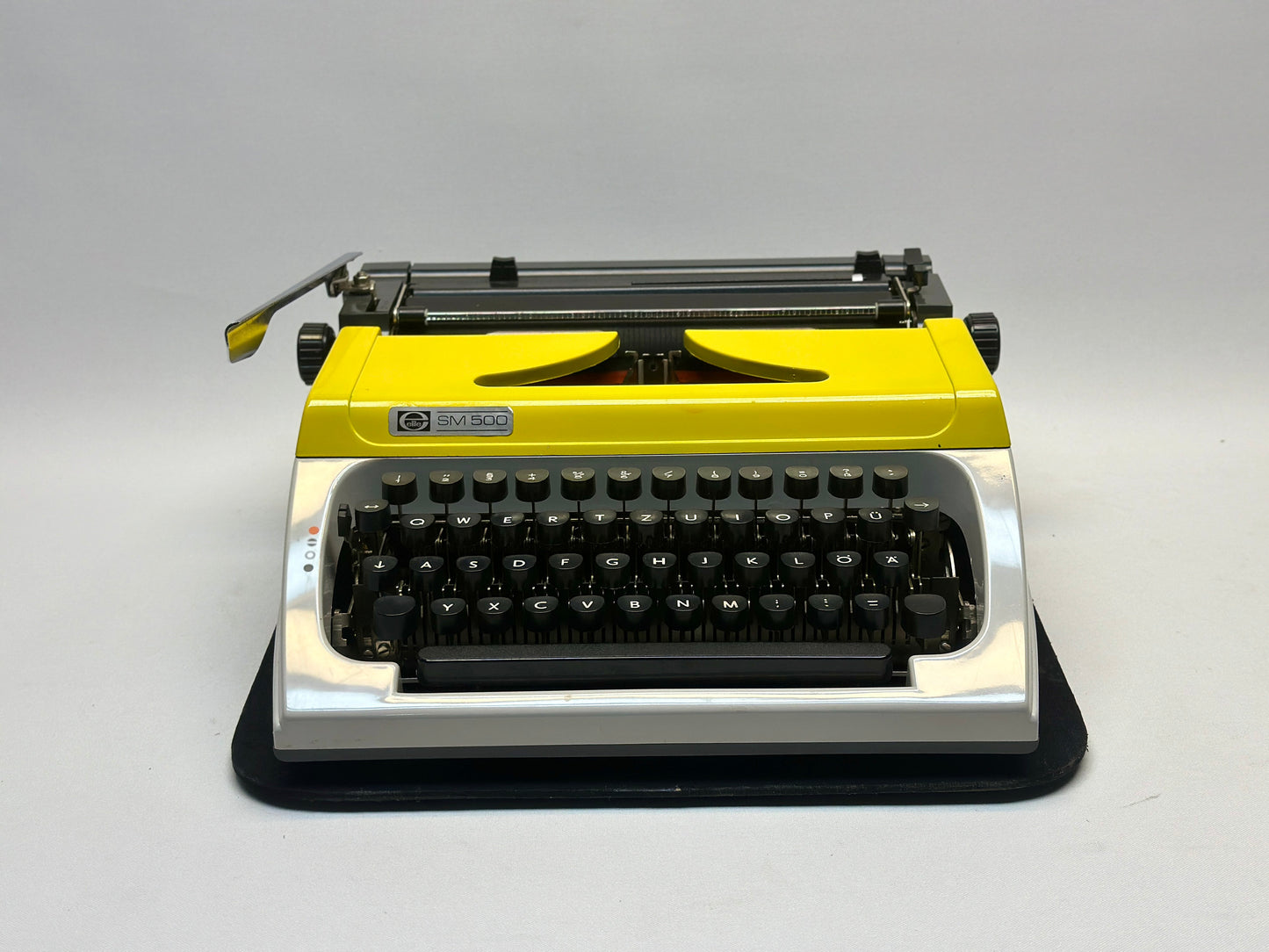 Capture Timeless Elegance with the Yellow Cover White Typewriter - SM500 Model, Black Keyboard, Antique Gift