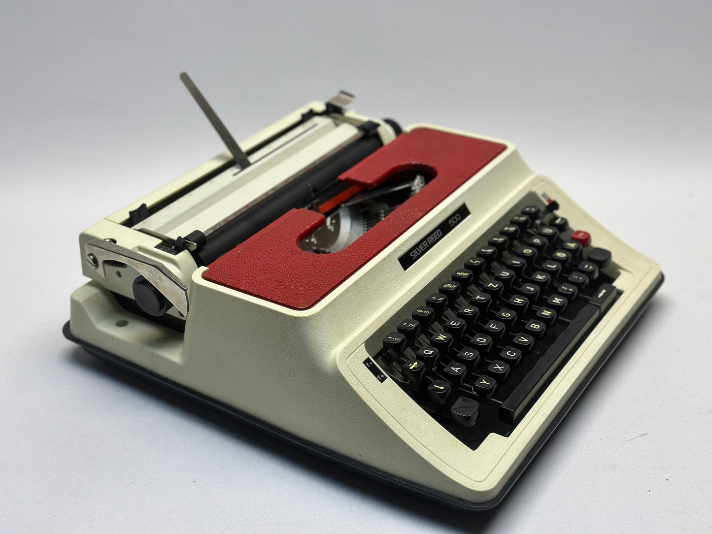 Embrace Vintage Style with the Silver Reed 500 Typewriter - Red Cover, QWERTZ Keyboard, Antique Gift