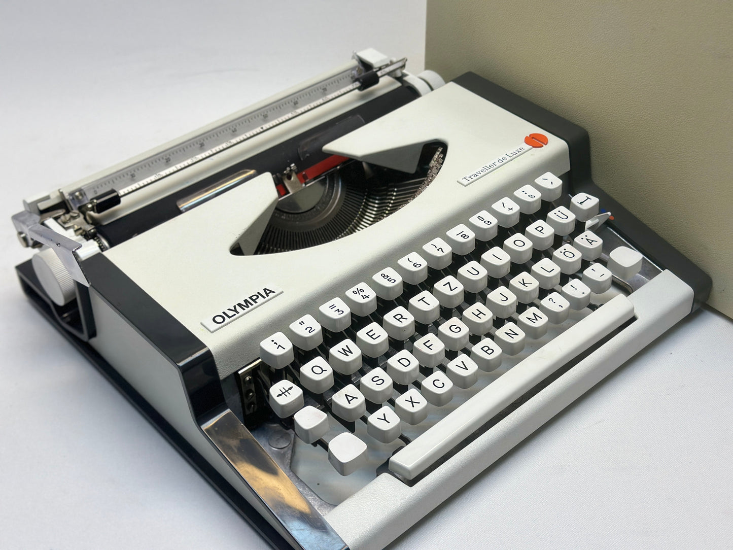 Capture Vintage Elegance with the Olympia Traveller Typewriter - German-Made, QWERTZ Keyboard
