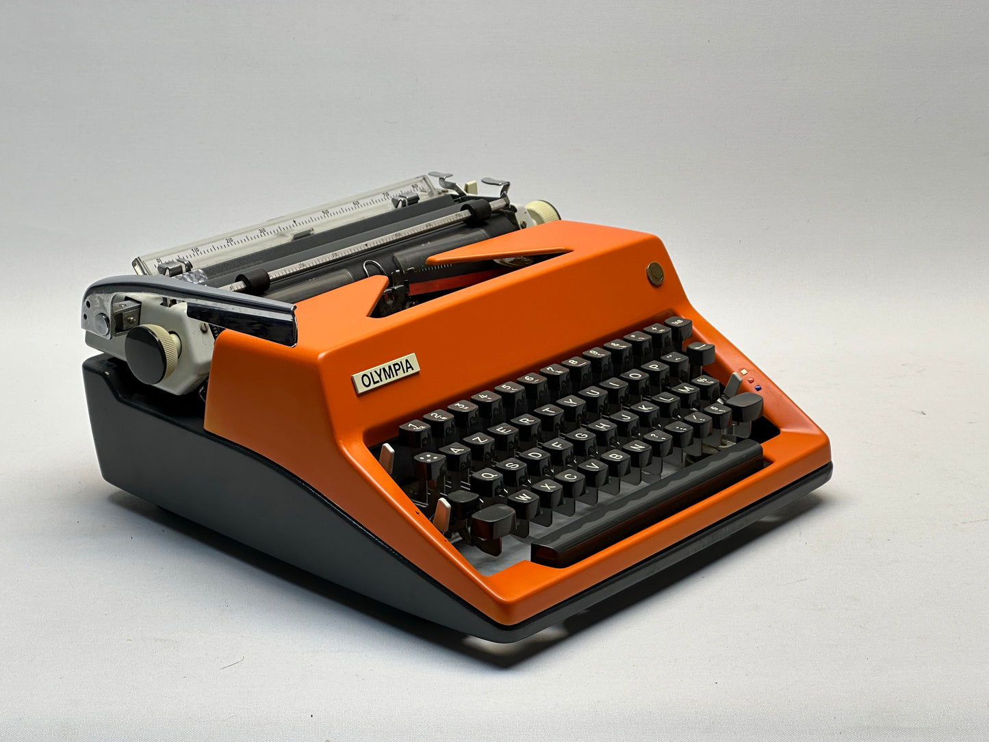 Olympia Monica Typewriter - AZERTY Keyboard, Black Keys, Orange Cover, Antique Manual Typewriter
