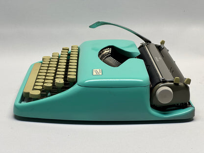 Adler Tippa Typewriter - QWERTZ Keyboard, Cream Keys - Antituq Typewriter - Turquoise Typewrtiter