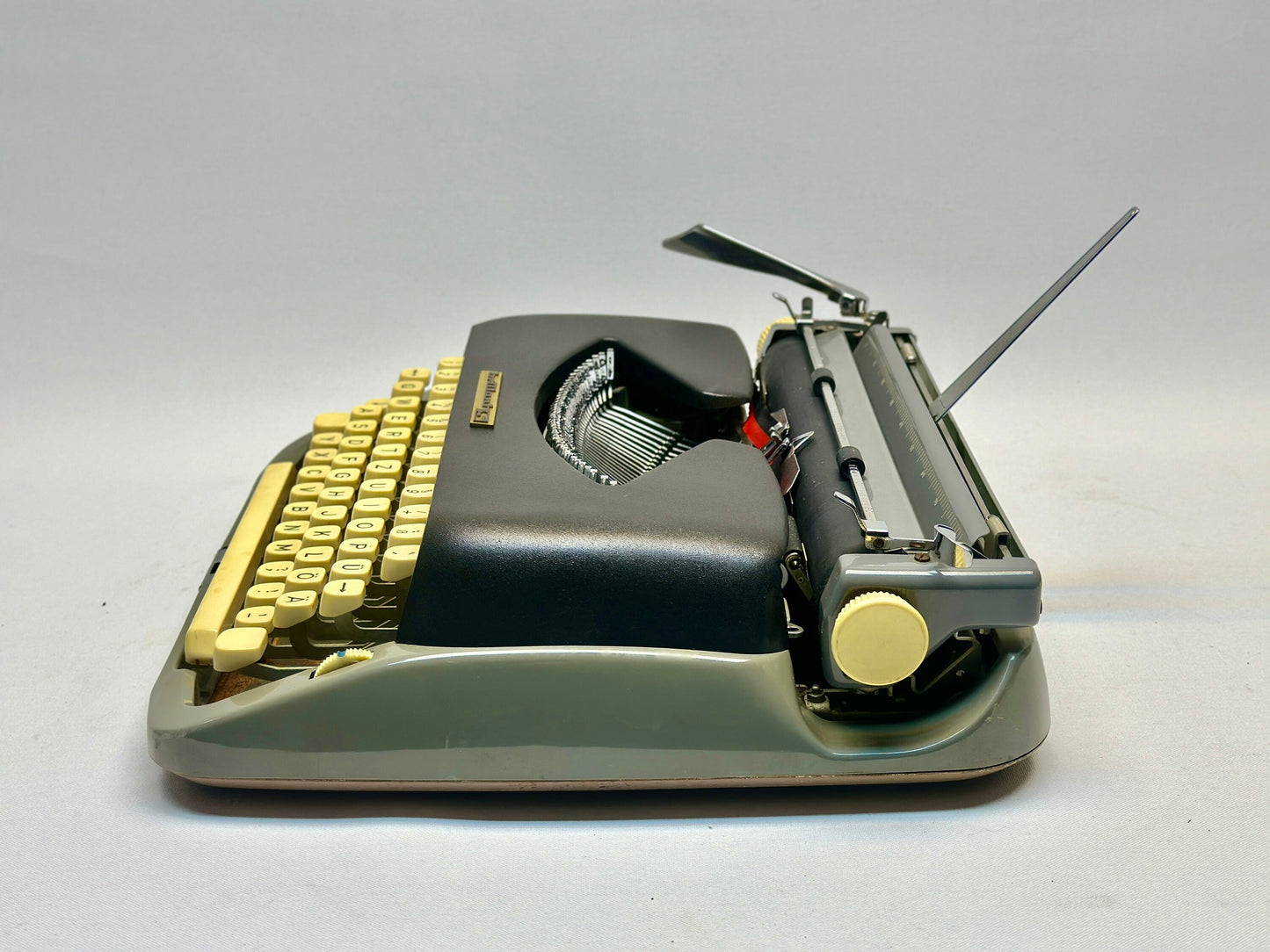 Brillant S Model Typewriter - Vintage 1950 Edition with QWERTZ Keyboard - Black Typewriter - - Antique Typewriter