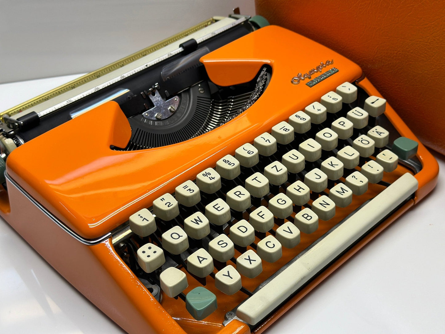 Olympia Splendid 33/66 Typewriter - QWERTZ Keyboard, White Keys, Orange Elegance, and Matching Bag - A Premium Gift for Writers and Typewrit