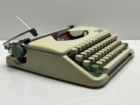 Olympia Splendid 66 Typewriter in White with White Keys - Vintage Elegance from 1960