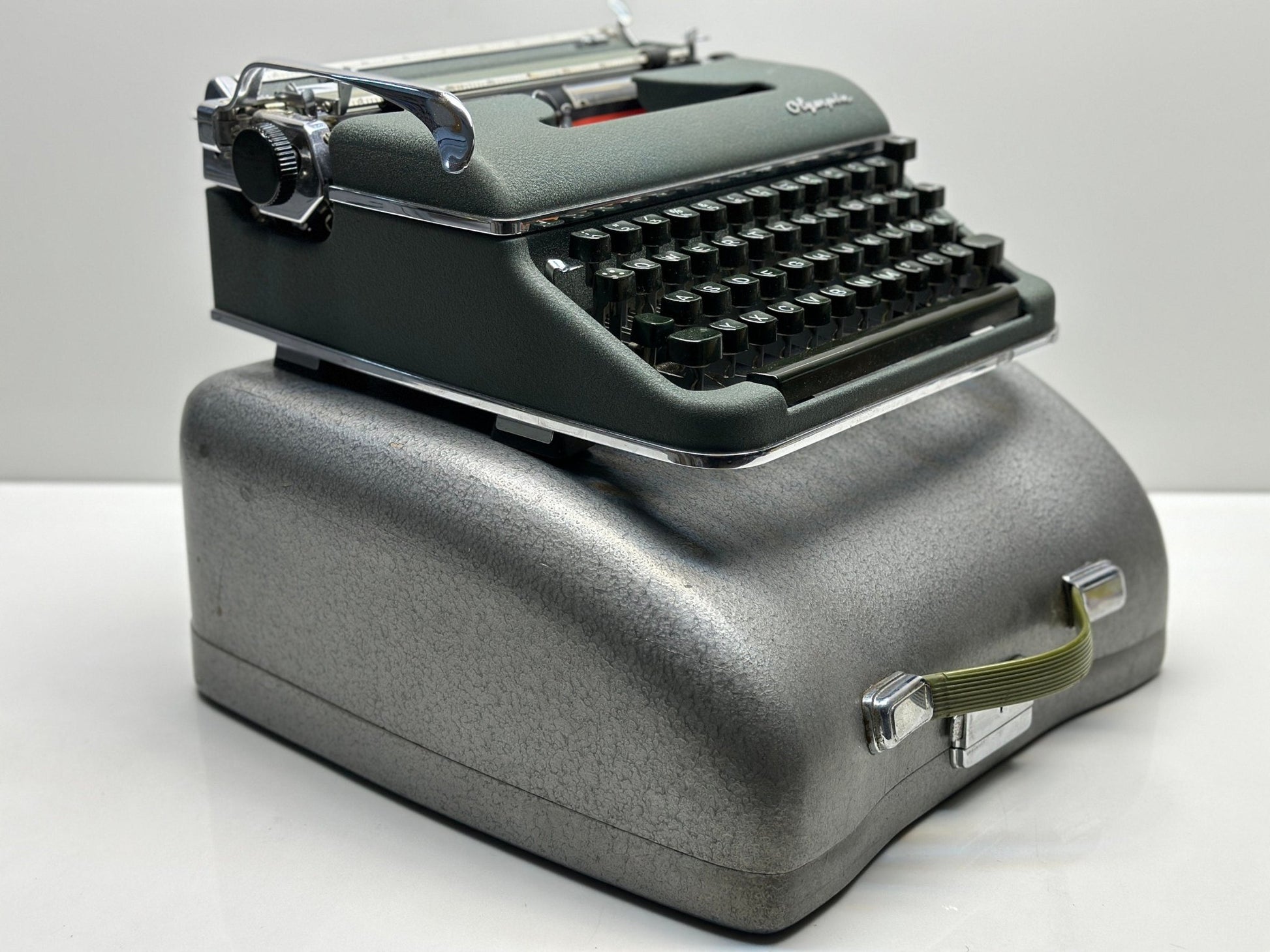 Original Green Olympia SM3 Classic Style Typewriter - Fusion of Timeless Aesthetics and Functionality